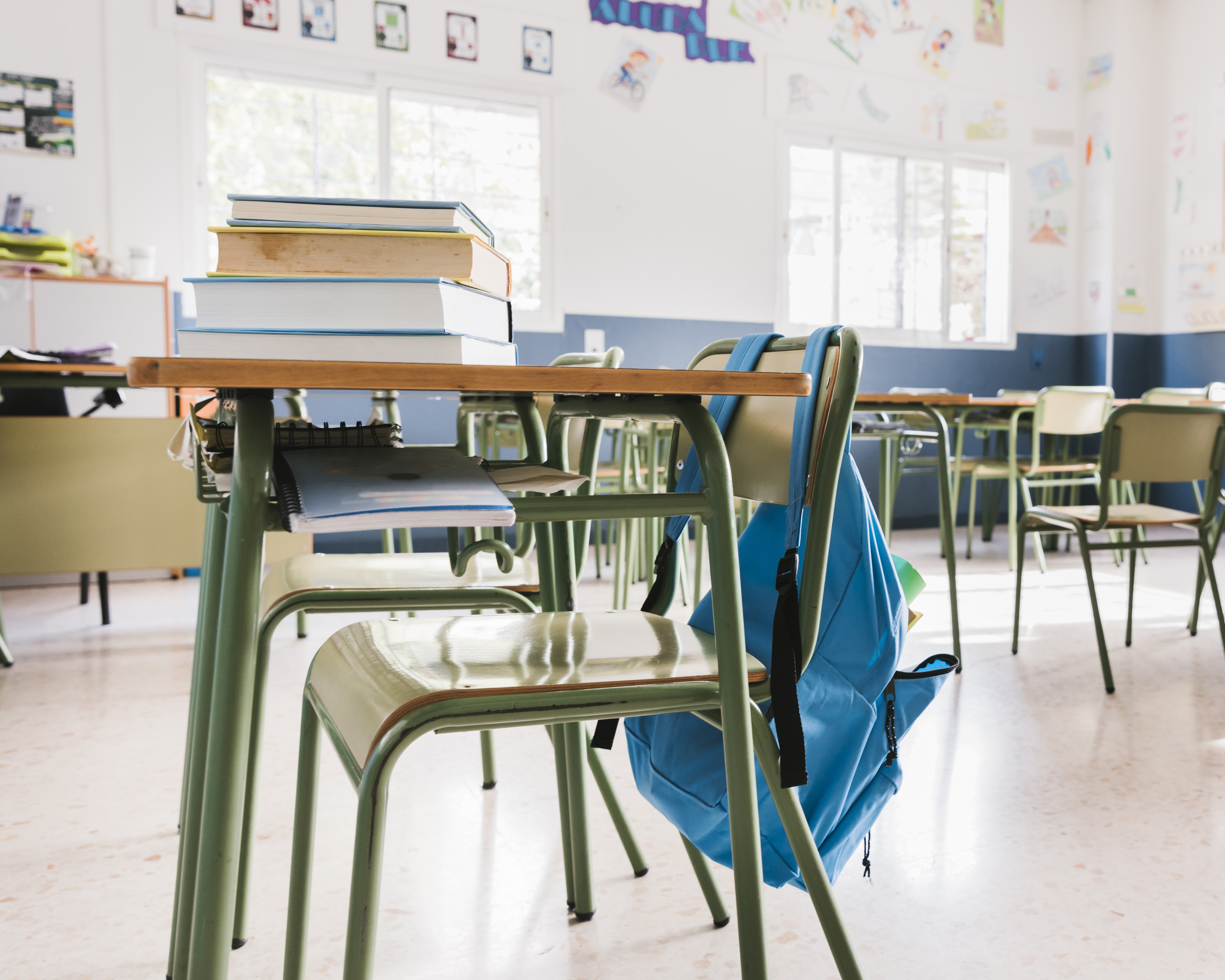 sala-de-aula-da-escola-com-livros-e-mochila.jpg
